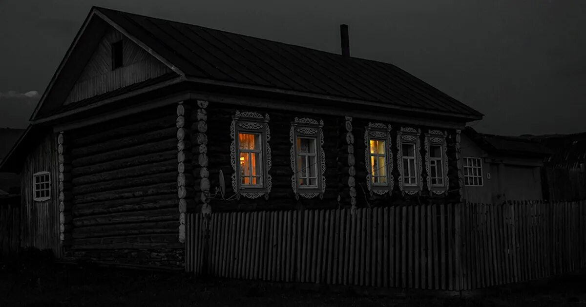 заброшенный дом ночью. мрачный домик. заброшенный домик. старый заброшенный сарай. страшный дом в лесу.