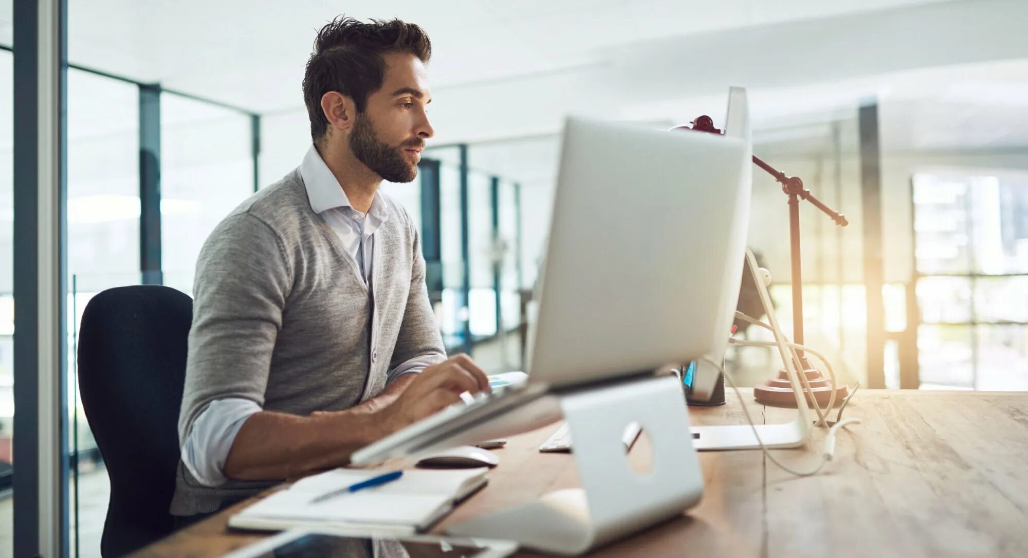 Компьютер для мачо. Студент ботаник. Компьютер для мачо. Мужчина сидит за ноутбуком. Человек за компьютером.