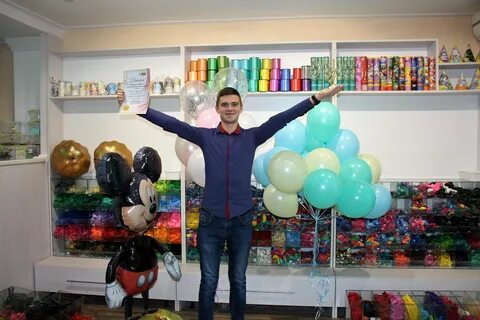 На улице женщина продавала воздушные шарики впр