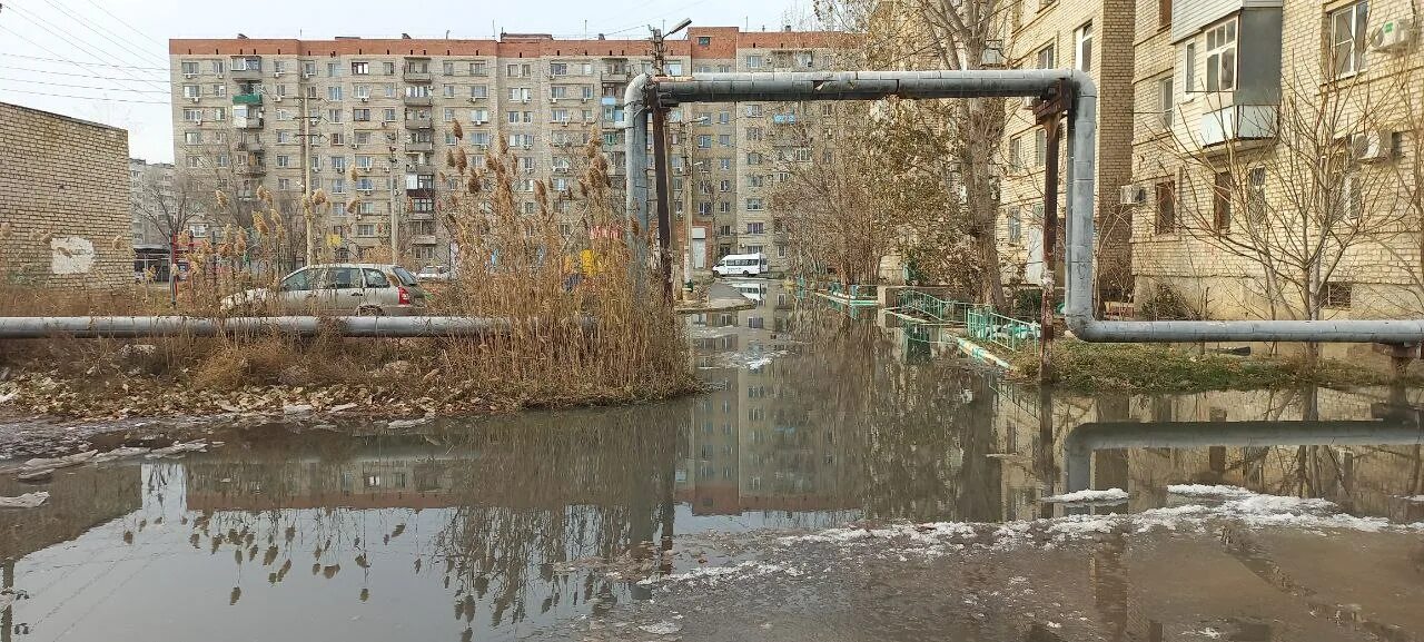 Астрахань дали воду. Астрахань лужи. Астрахань Куликова прорвало. Астрахань сейчас лужи. Канализация на улице Куликова.