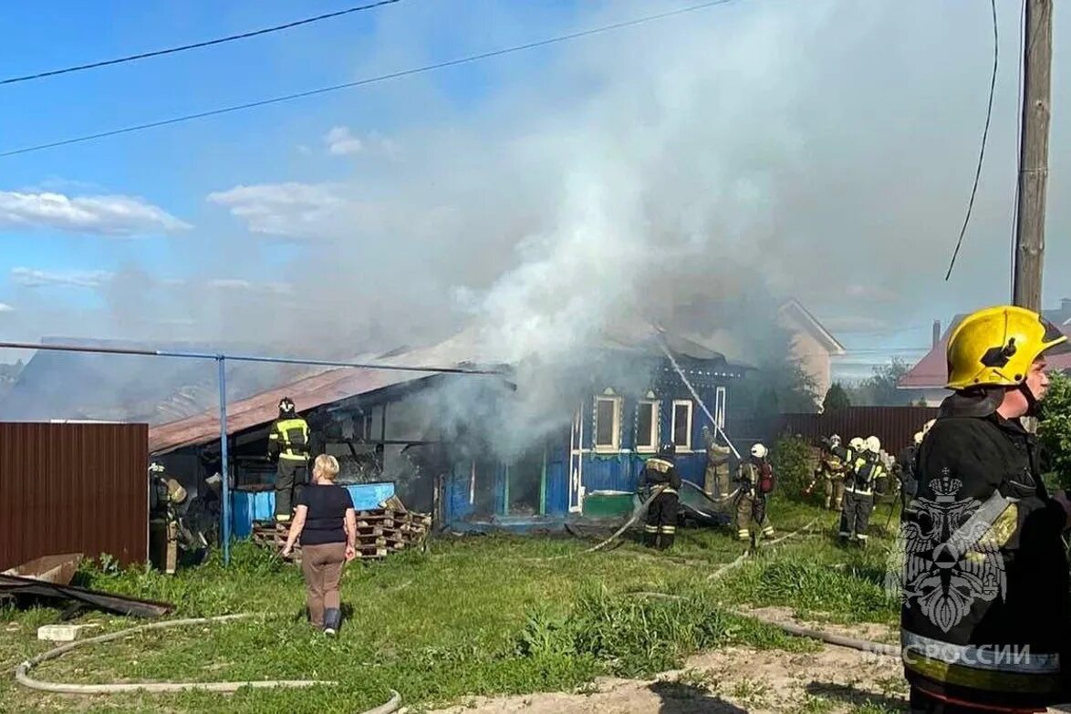 Пожар в сормово нижний новгород сегодня. Горит дом нижний новгород. Сгоревшая школа. Кемерово пожар 21. Дом горит.