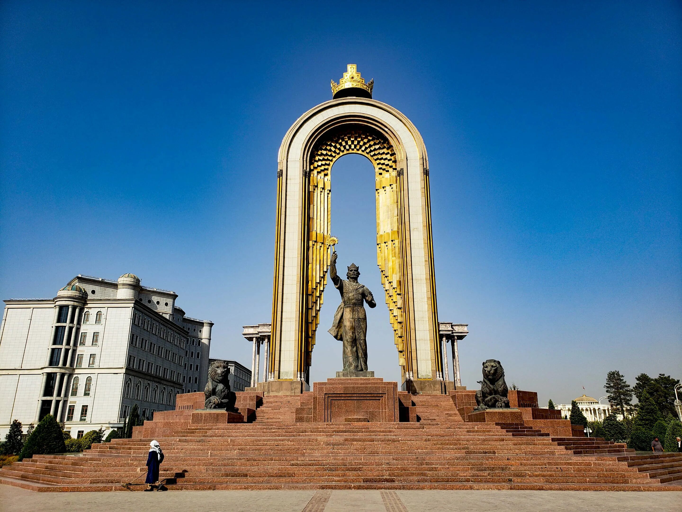 Памятник душанбе. Таджикистан Душанбе Исмоили Сомони. Памятник Исмоили Сомони 1999. Статуя Исмоили Сомони в Душанбе. Памятник Исмаилу Самани в Душанбе.