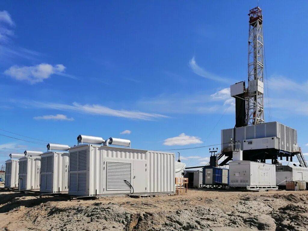 криогенный турбогенератор. завод танеко ночью. химическаяпромышленност. современная подстанция. энергетика оборудование.