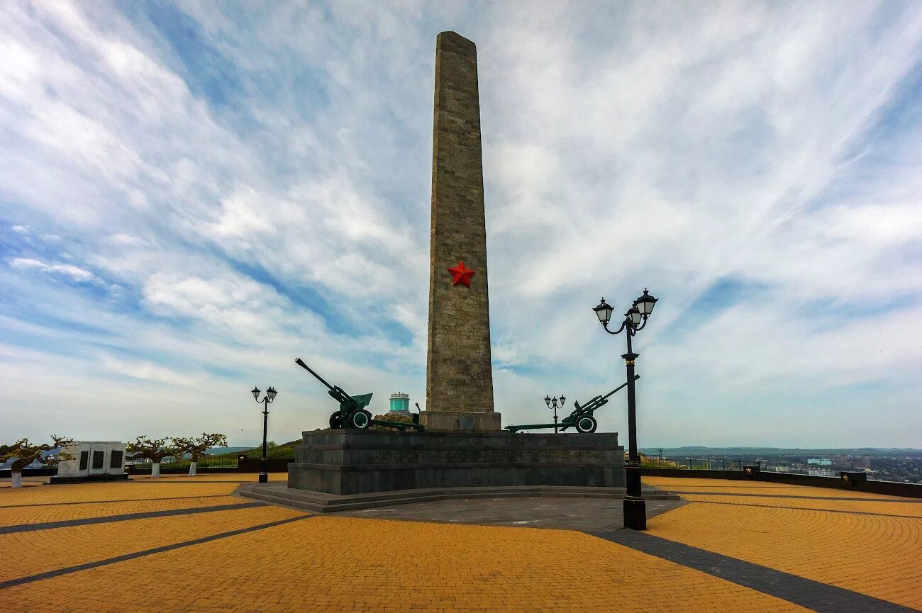 обелиск на развилке петергофского шоссе и проспекта маршала жукова. гора митридат. обелиск картинка. луксорский монумент в париже. обелиск славы.