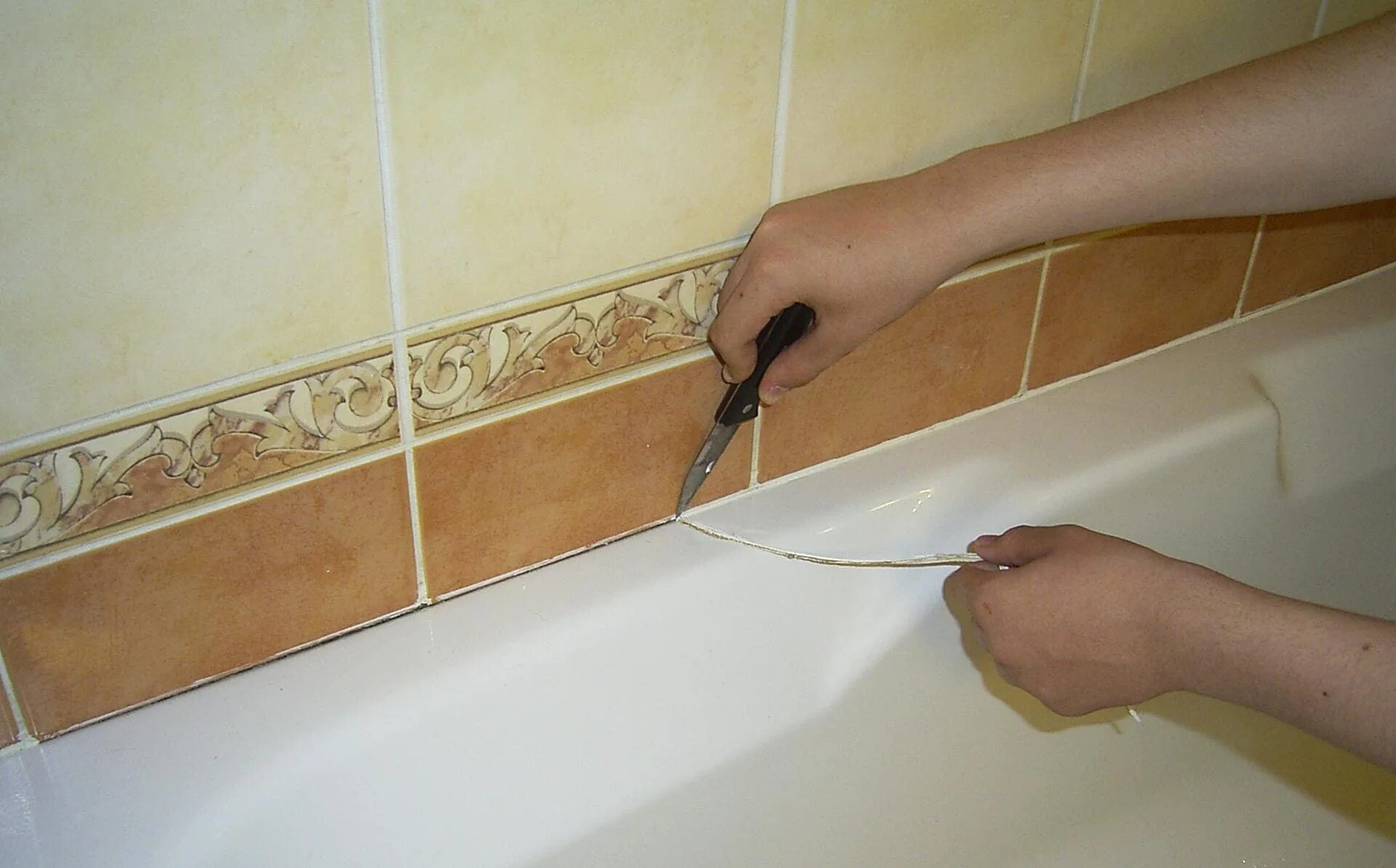 Чем можно замазать между. Шом между стеной и ванной. Стык между ванной и плиткой. Шов между ванной и стенко. Стык между ванной и стеной плиткой.