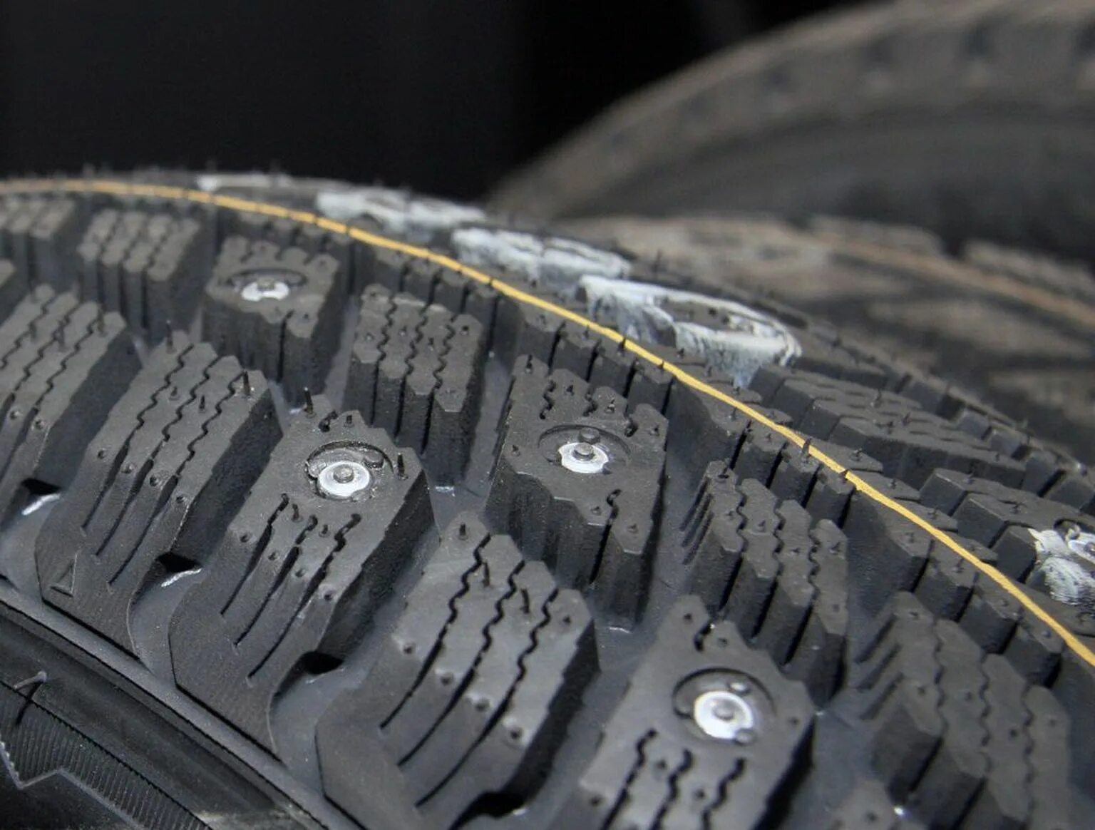 Зимняя резина Матадор шипованная. Шипованная шина at35. Зимние колёса с плавающими шипами. Протектор и шипы на резине.