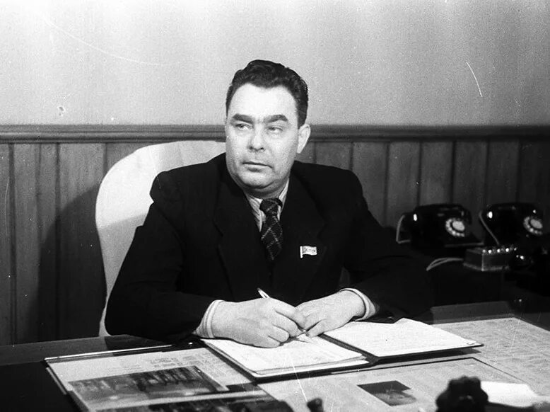 портреты брежнева косыгина. 1966 - генеральным секретарем цк кпсс избран леонид брежнев. функции секретаря референта. служебные обязанности секретаря. 1964 г первый секретарь цк кпсс.