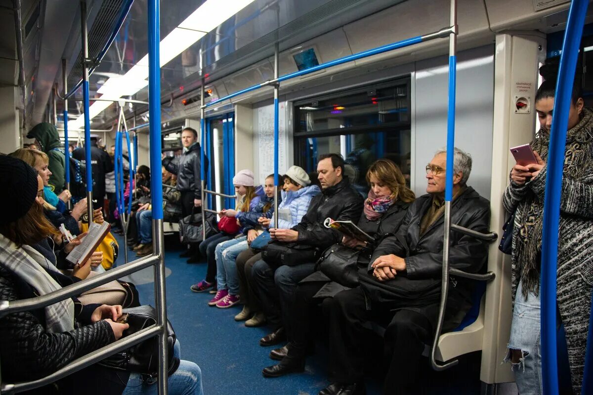 Сколько пассажиров в метро. Пассажиры метро. Пассажиры в электричке метро Москвы. Вагон метро с пассажирами. Пассажиры Московского метро.