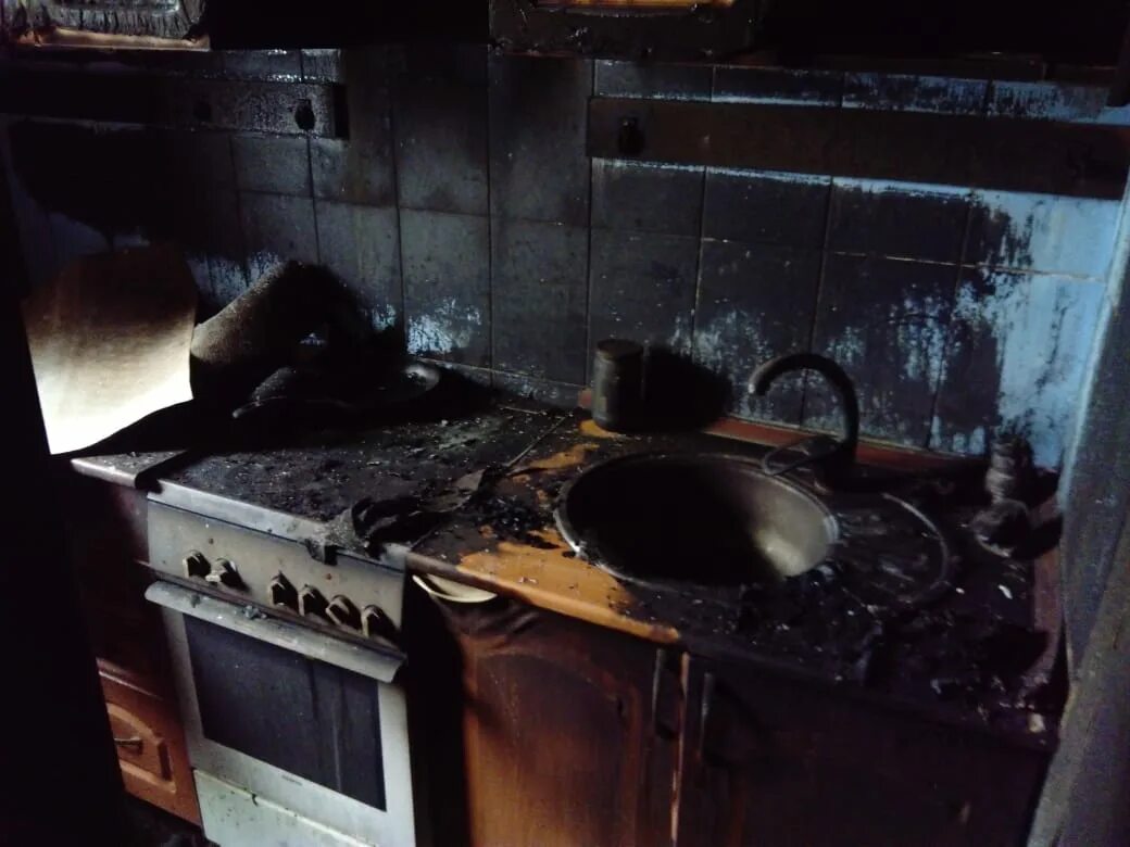 Сгоревшая кухонная плита. Сгорела кухня в квартире. Обгоревшая кухня. Сгоревшая кухня