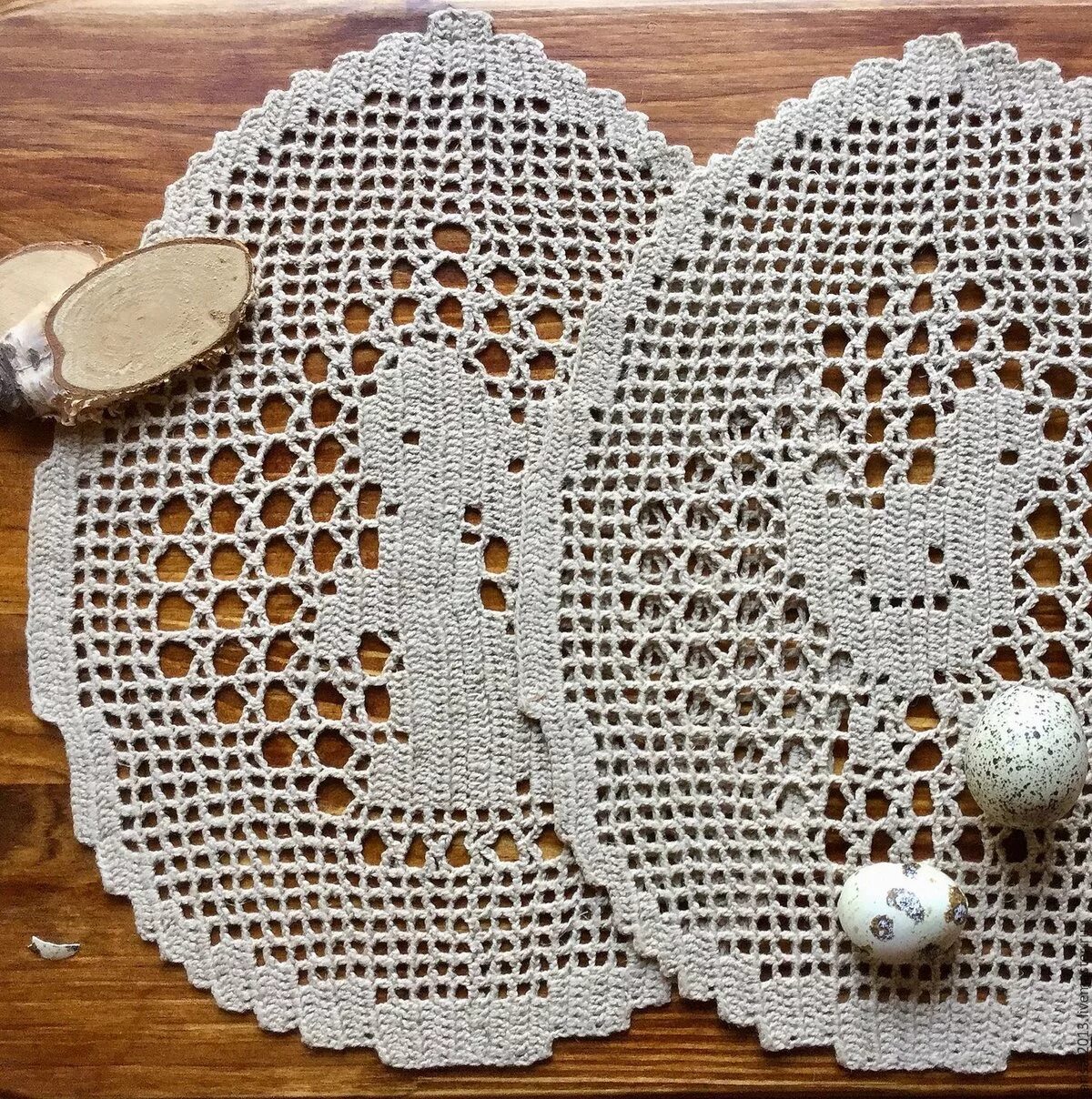 Салфетка пасхальная крючком в технике филейного. Пасхальные салфетки крючком. Салфетка на Пасху крючком. Вязаная салфетка к Пасхе. Филейные салфетки пасхальные.