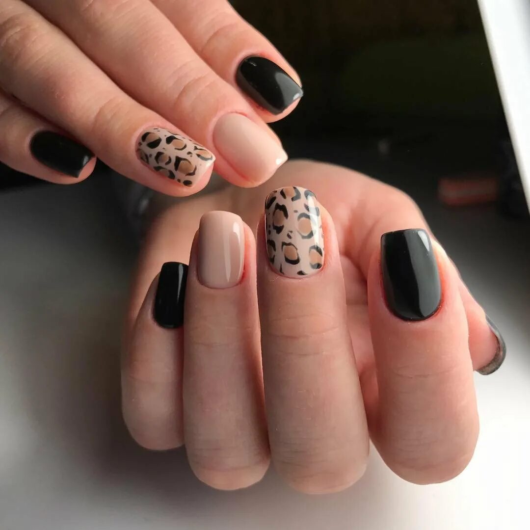 маникюр чёрный матовый с бежевым. ногти бежевые с черным. ногти бежевые с черным. черно бежевый маникюр с дизайном. ногти бежевые с черным.