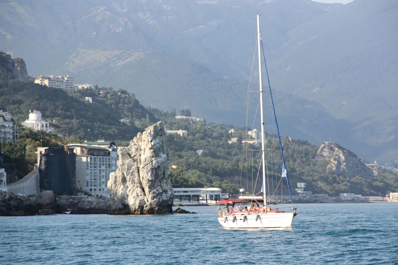 Ялта прогулка. Яхта версалия ялта. морская прогулка ялта. море парус ялта август. ялта экскурсия морская.