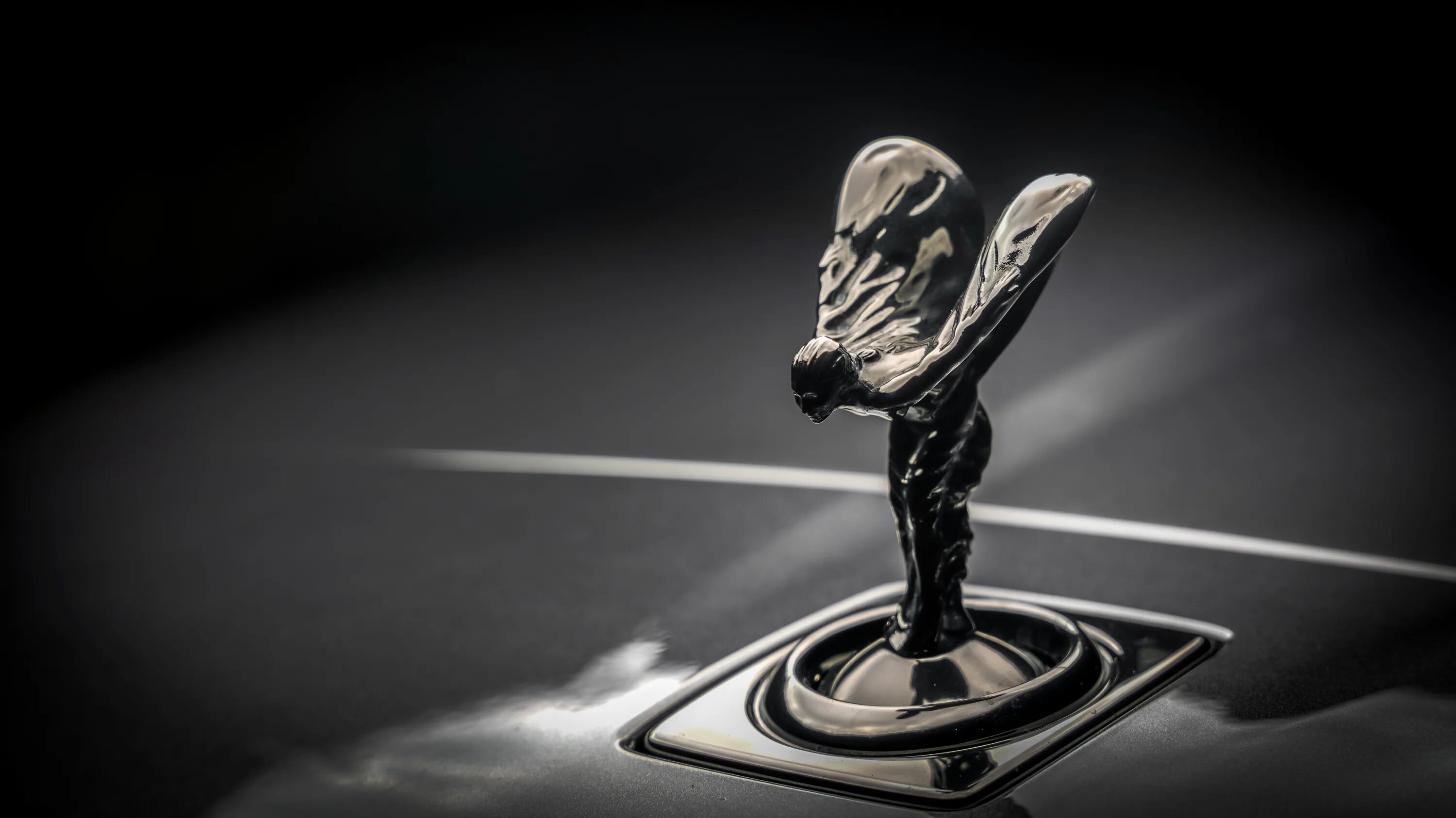 Rolls royce badge. Роллс Ройс Куллинан. Cullinan Black badge. Rolls Royce Cullinan Black badge. Дух экстаза обои.