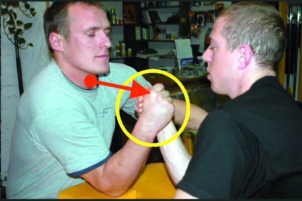 Джон брзенк тренировки. Нижний крюк в армрестлинге. Техника верх в армрестлинге. Крюк в армрестлинге. Армрестлинг техника крюк.