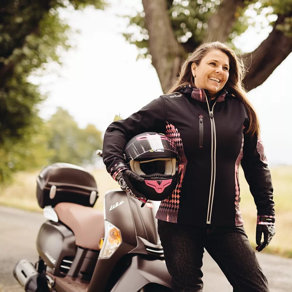 Жена байкера. Мотоодежда для девушек. Мотоэкипировка для девушек. Мотоциклетный костюм женский.