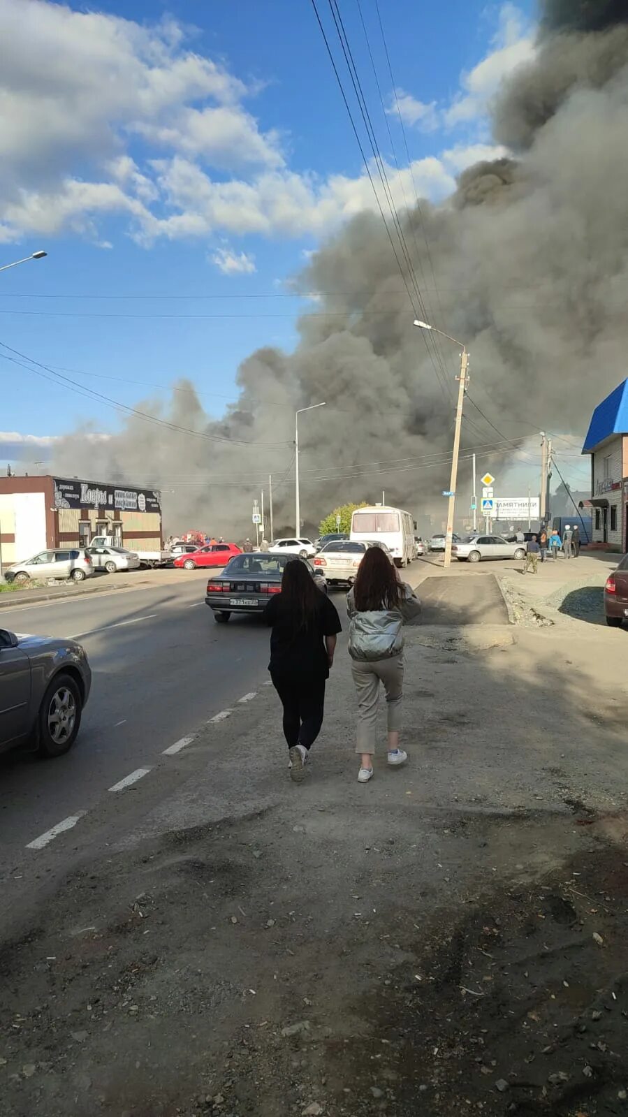 Новости камень на оби сегодня. Домострой камень на Оби магазин пожар. Сгорел магазин в Камне на Оби. Огромный пожар. Оби пожар.