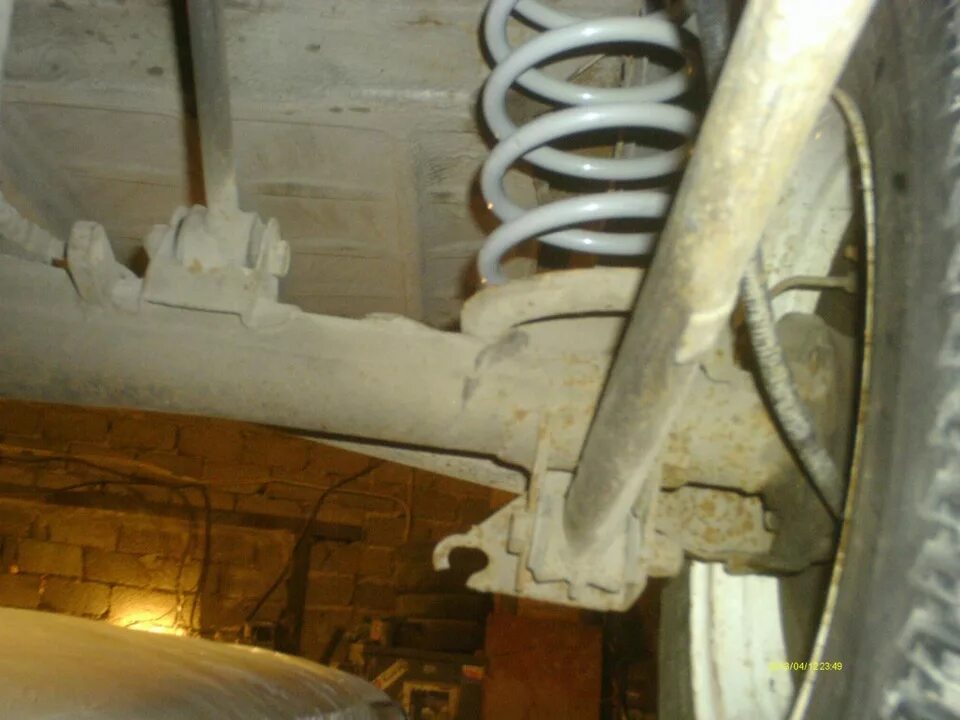 Проставка переднего амортизатора уаз патриот. Кронштейн верхний амортизатора yit. Вырван задний амортизатор. Бмв х1 е84 крепление задних амортизаторов. 8.