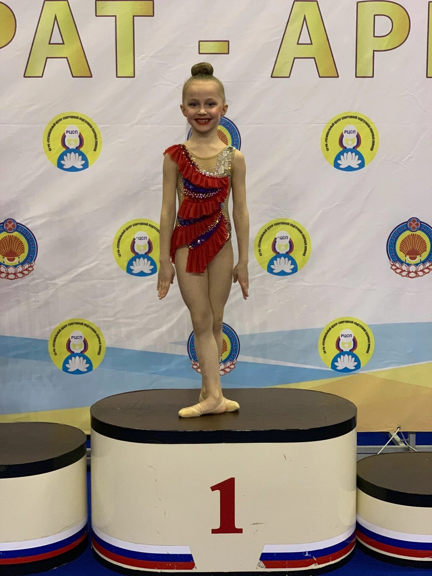 гимнастки на пьедестале. комнова ирина спортивная гимнастика. гимнастика пьедестал. гимнастки на пьедестале. пьедестал художественная гимнастика.