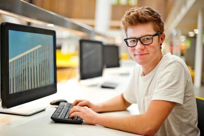 Students windows. Костюм программиста. Программист за компьютером. Современный компьютер для студента. Мужчина программист.