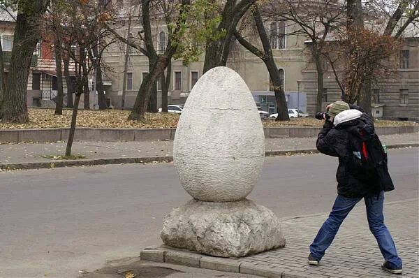 Купить челябинское яйцо. Памятник яйцу. Скульптура яйцо. Бетонные яйца. Монумент яйца.