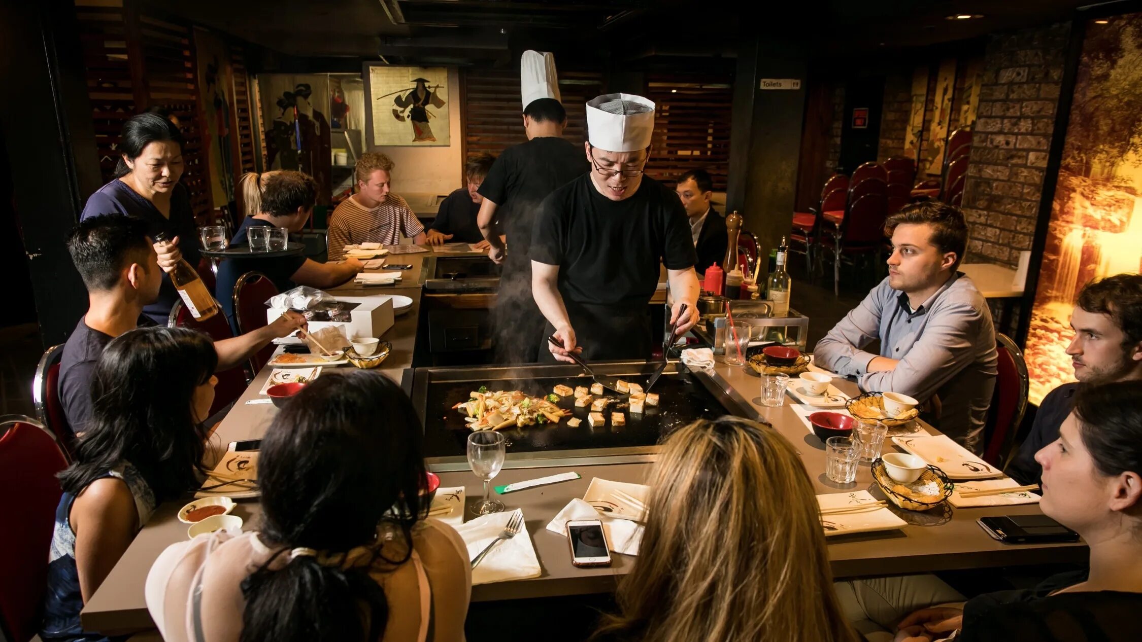 Friends dining. Эбби тепаньяки. Тэппанъяки. Teppanyaki. Тепаньяки сокоро.