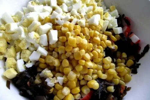 Салат с морской капустой и яйцом и кукурузой. Морская капуста с кукурузой и яйцом. Морская капуста с кукурузой. Салат из консервированной морской капусты. Морская капуста с кукурузой.