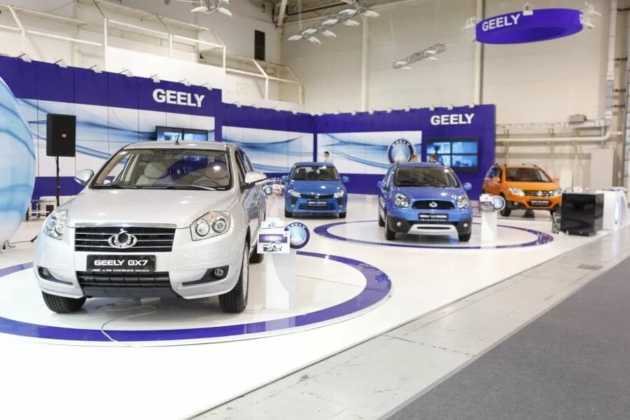 Китайские автомобили автосалоны цены. Geely дилерский центр. Дилерский салон Джили. Автосалон Джили в Ижевске. Автосалон Китай Джили.