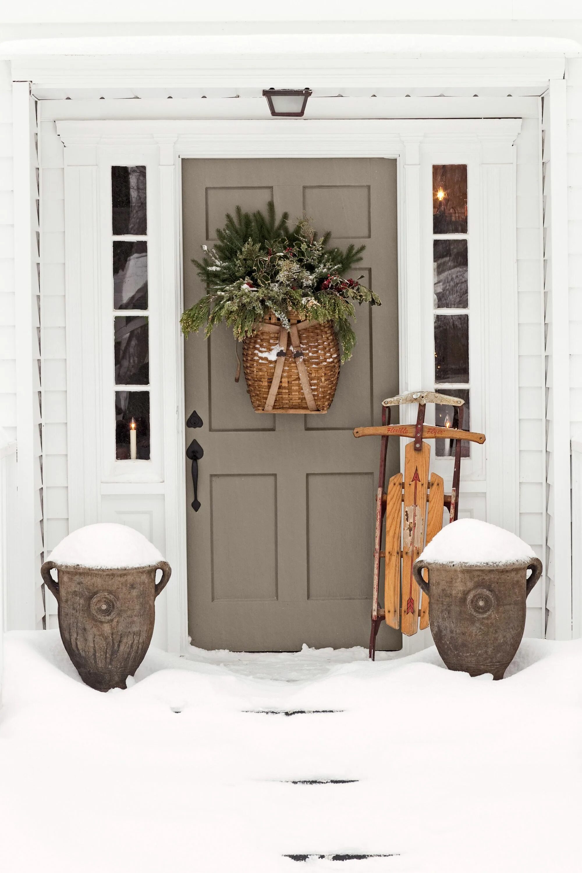 Дверь в зиму. Красивая входная дверь в зимнем интерьере. Скандинавский декор двери. Входная дверь Винтер Хаус. Зимняя дверь в дом