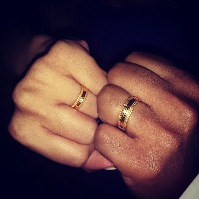 Кольцо на руке. Пуки с обручальными кольцами. Обручальные кольца на руках. Обручальное кольцо на ладони.