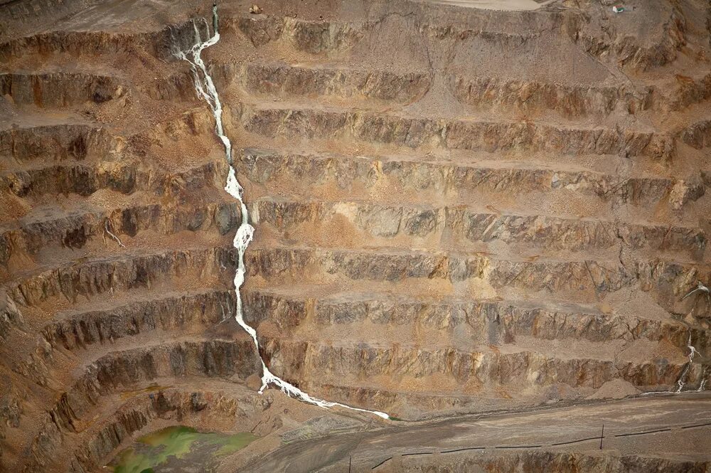 He mine the walls. He mine the walls. майнкрафт wall. He mine the walls. зелёная дверь уэллс.