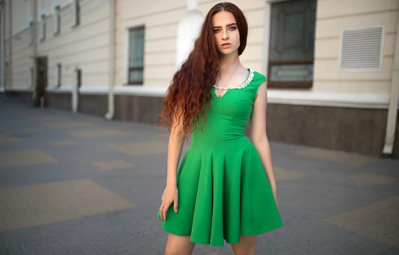 Милая девушка в платье. Зеленое платье. Девушка в зеленом платье. Красивая девушка в зеленом платье. Девушка в кзеленмплатье.