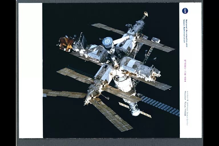 Мир-2 орбитальная станция. Кристалл (модуль орбитальной станции «мир»). Модель Космическая станция мир в металле. Космическая станция мир значок. Станция мир 2