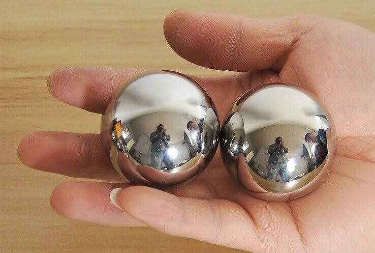 металлический шарик. зеркальные шары в ландшафте. стальной шар 200 мм. шарик подшипника 50мм. металлический шарик.