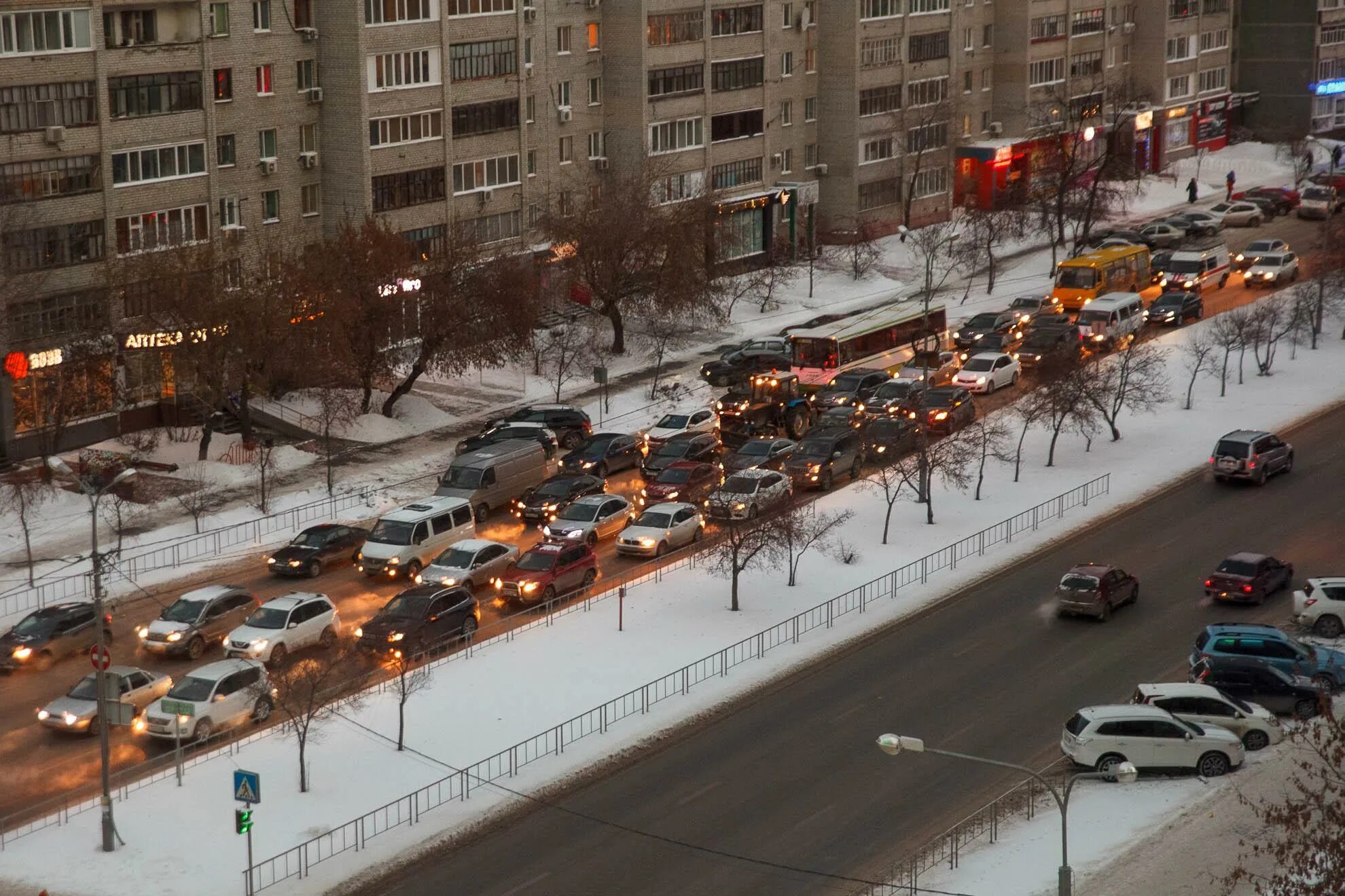 Пробки в тюмени сейчас тюмень. Снегопад в городе. пробки тюмень. снег в москве. пробки тюмень сейчас на дорогах.