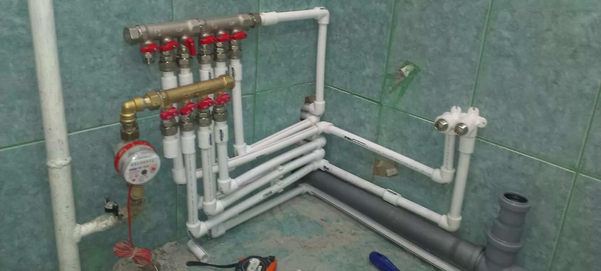 Прокладка трубы полипропилен. Монтаж трубы полипропиленовой ф20. коллекторная разводка пп труб. полипропилен коллекторная разводка. коллекторная разводка полипропиленовых труб.