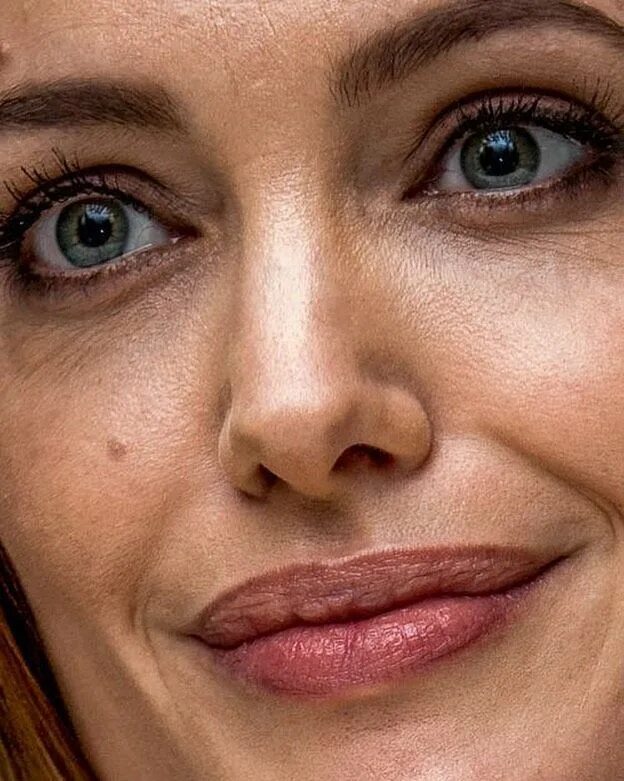 Анджелина Джоли в 35 лет. Анджелина Джоли крупным планом. Анджелина Джоли морщины. Анджелина Джоли лицо крупным планом.