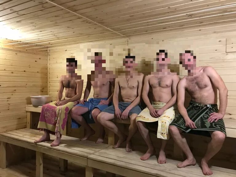 парни общие бани. мужчина с бантом. парни общие бани. общественная мужская баня. пацаны в бане.