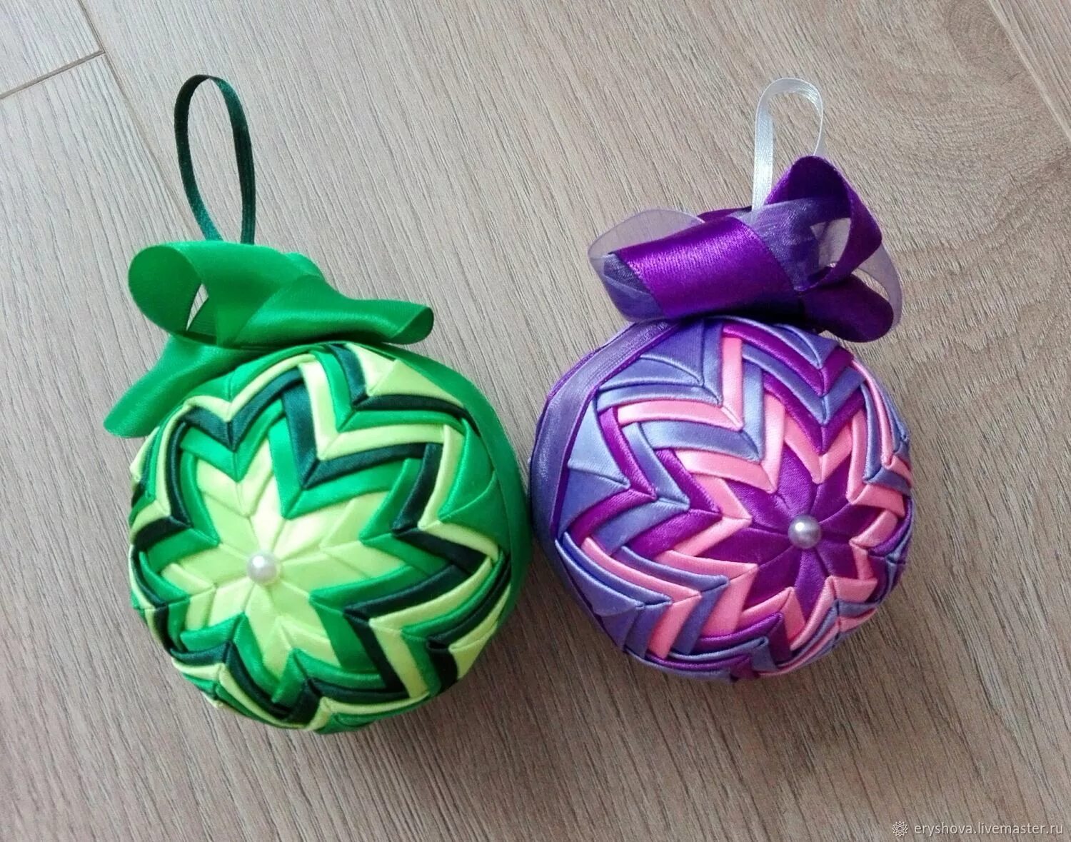 новогодняя игрушка из лент. новогодние игрушки из атласных лент своими руками. новогодние шары из атласных лент. новогодний шар из атласных лент. елочные украшения из атласных лент.