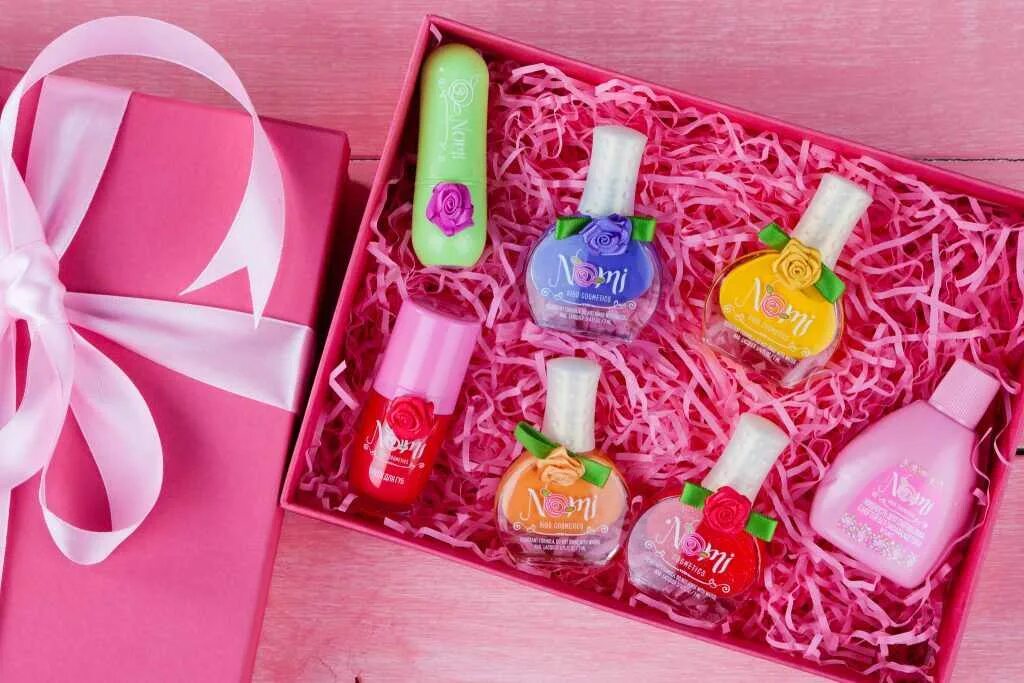 Сладости в подарок. Подарки для девочек 12 лет. Подарочный бокс для девочки. Идеи подарков девочке 12. Сладости в подарок.