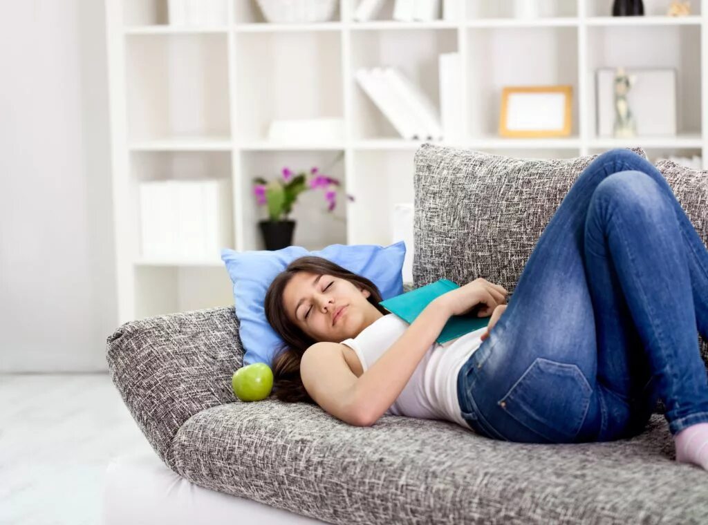 Домашнее после работы. Домашнее после работы. Женщина отдыхает на диване. Усталость за компом. Спящий мужчина.