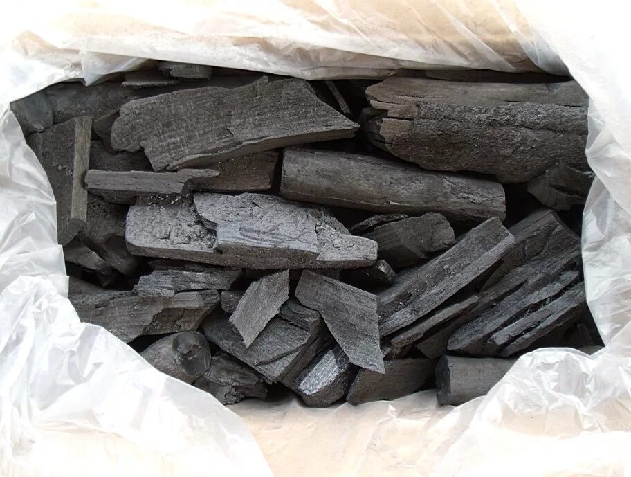 Купить уголь московская область. Уголь древесный. Уголь древесный для мангала. Яблоневый уголь. Уголь из древесины.