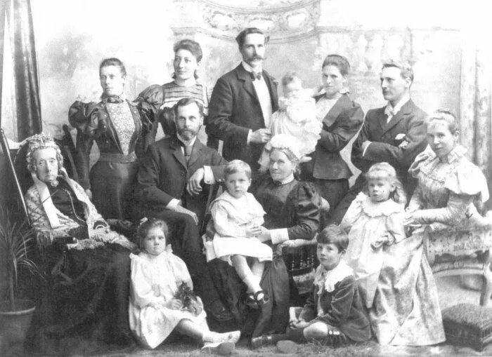 Викторианская семья the hughes family. Старинный семейный портрет. Дом лузиных уфа. Англия 1910. Костюмированный бал романовых 1913.