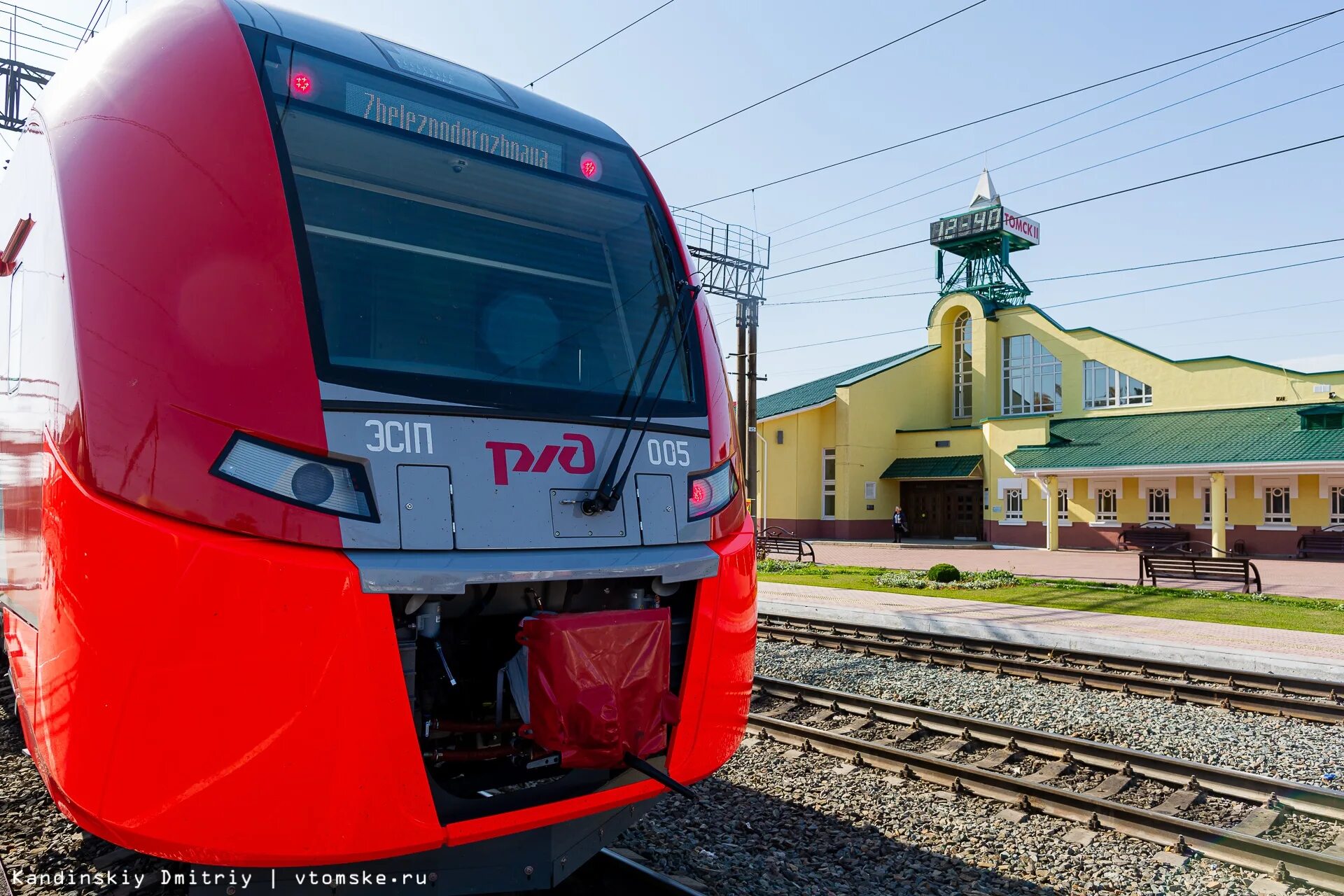 Ржд электричка новосибирск. Ласточка Томск поезд. Электричка Ласточка Новосибирск. Электричка Ласточка Новосибирск Томск. Поезд Ласточка Томск Новосибирск.