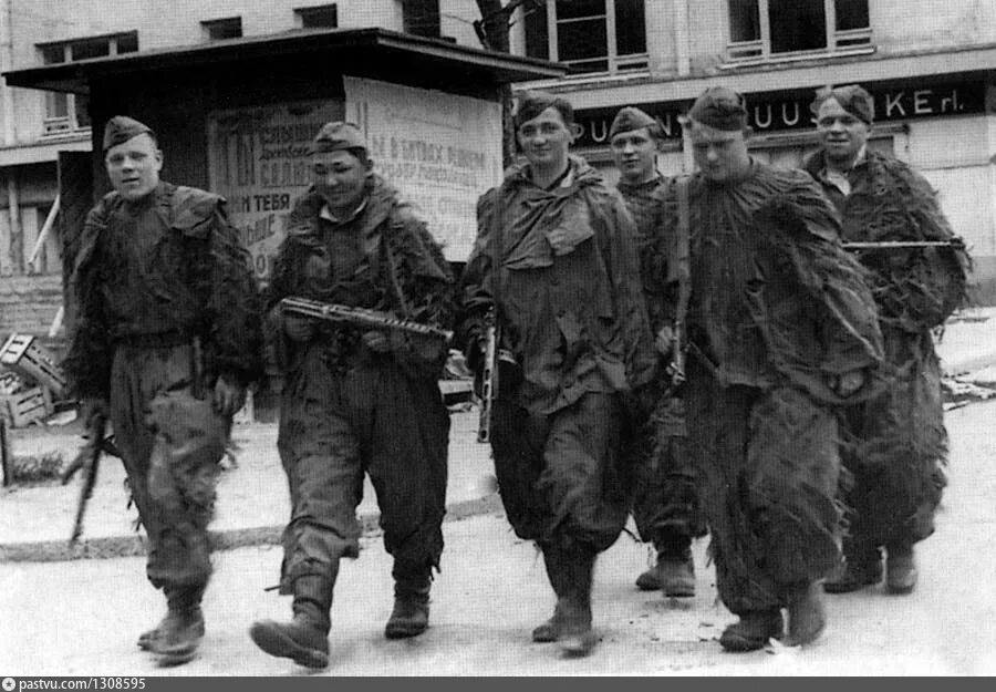 Диверсант во время войны. 1941 Разведчики в маскхалатах. Разведчики СССР второй мировой войны. Советские разведчики 1944. Советские диверсанты второй мировой войны.