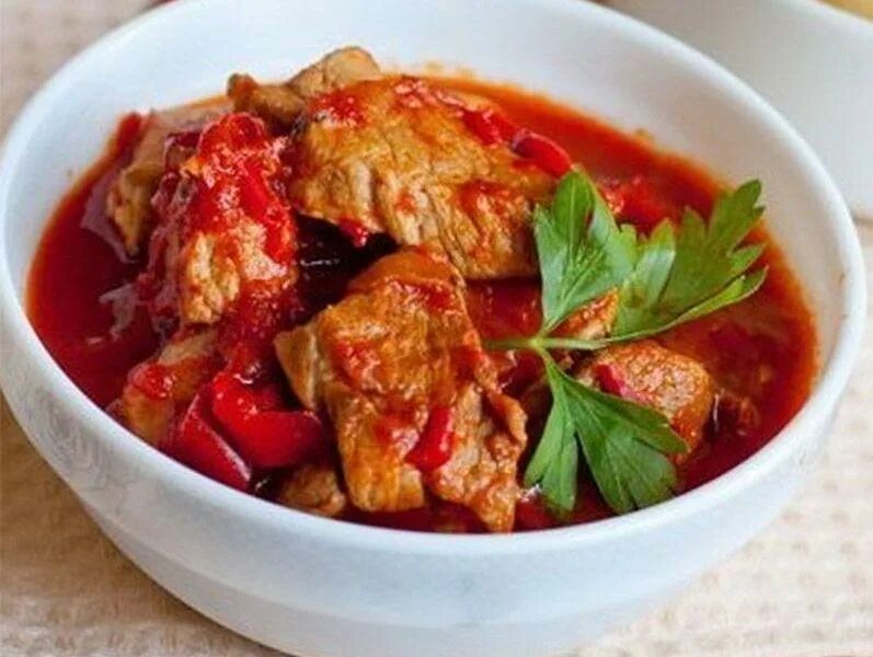 свинина томатная паста рецепты. гуляш свиной. гуляш из говядины с подливкой. свинина томатная паста рецепты. мясной гуляш с подливкой.