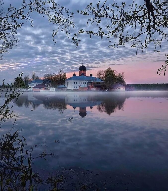 Храм покрова на нерли разлив реки. Покровская свято-введенская островная пустынь владимирская область. Церковь покрова на нерли боголюбово. Свято-введенская островная пустынь, покров, владимирская область. Озеро нерли.