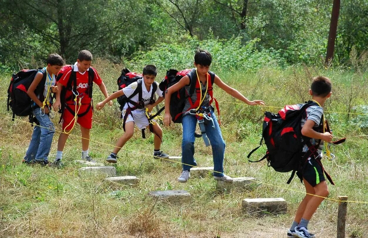 Tourism school. Детский спортивный туризм. Спортивный туризм дети. Школьный поход. Туристический поход.