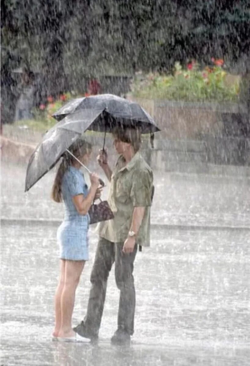 Можно ли гулять в дождь. Гулять под дождем. Под дождем. Двое под дождем. Пара под дождем.
