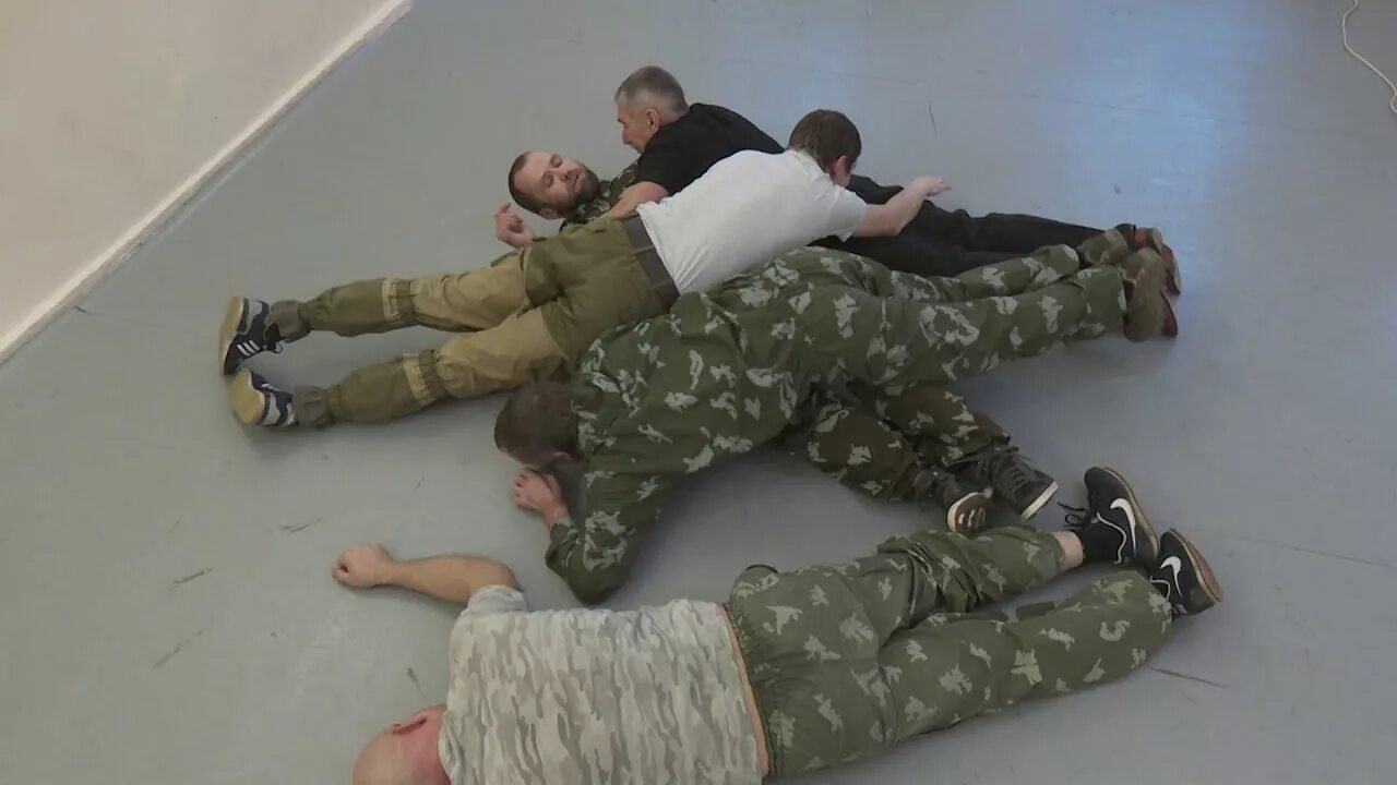 По пластунски видео. По пластунски видео. По пластунски видео. По пластунски видео. Ребенок ползает по пластунски.