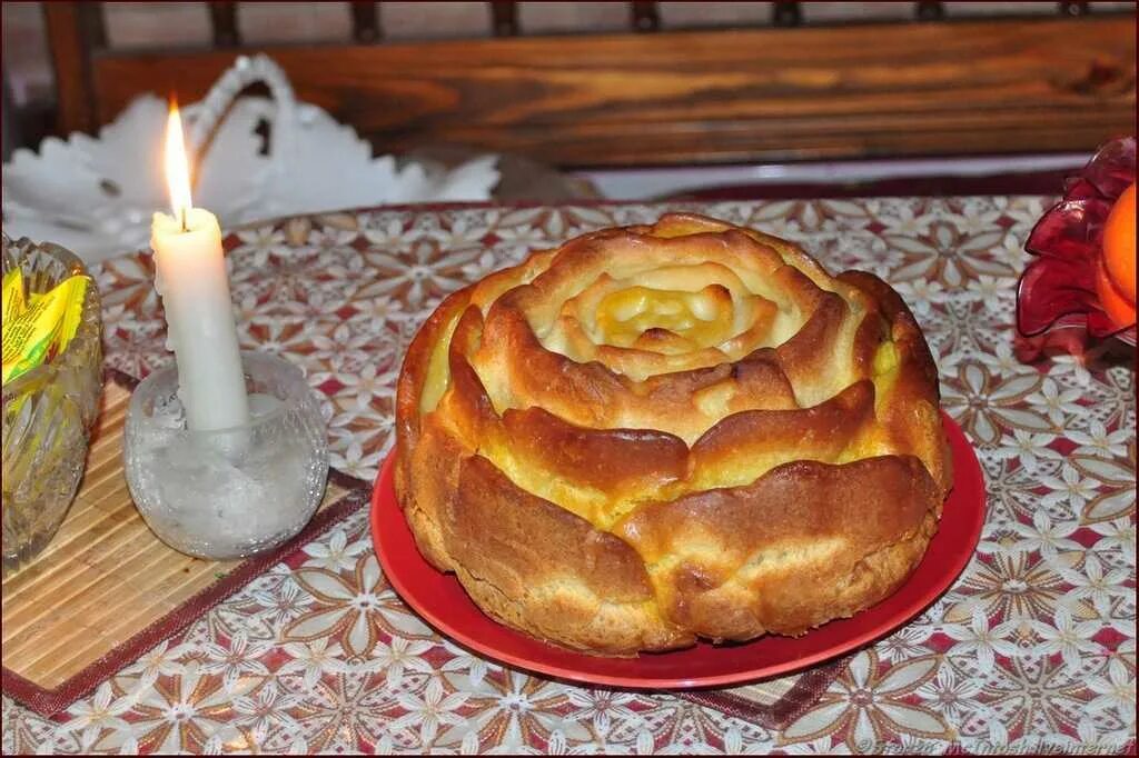 Пирог розочка. Пирог розы с мясом. Пирог розарий с сухими дрожжами.